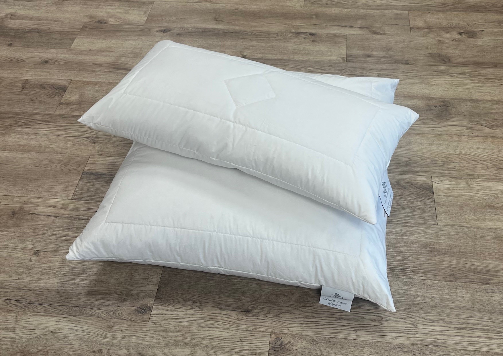 Hermetic Daune meets Merino Kissen 80 x 80 WEISS